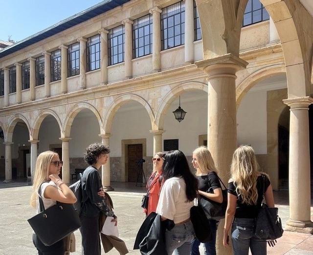 Estudiantes finlandeses, en el patio de la Universidad de Oviedo.