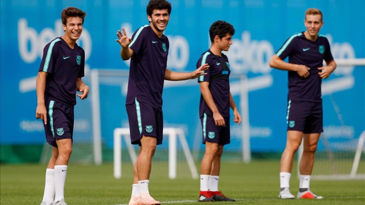 Riqui Puig y Aleñá, junto a Dani Morer y Oriol Busquets, sonríen en el entrenamiento de este sábado
