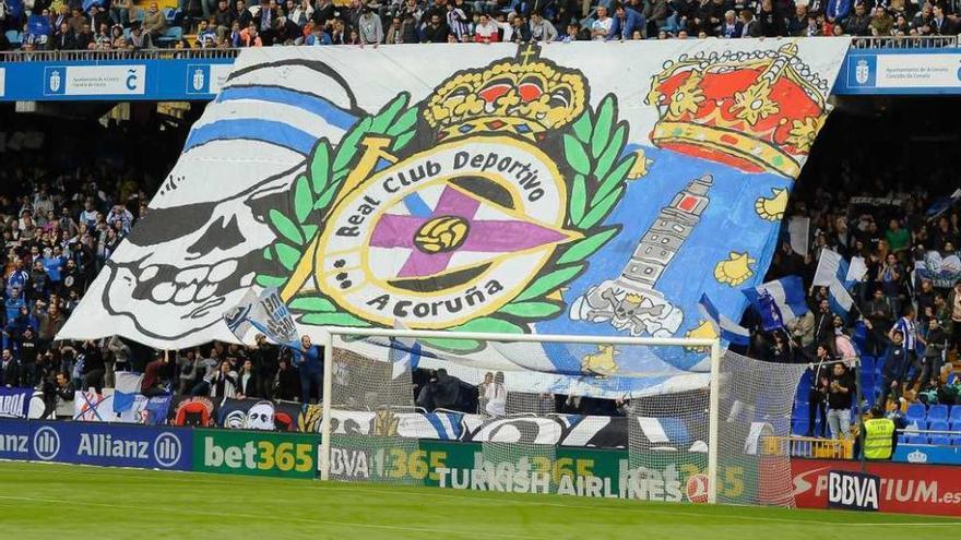 Los Blues muestran un tifo el día del partido contra el Madrid, causa de una de las multas.