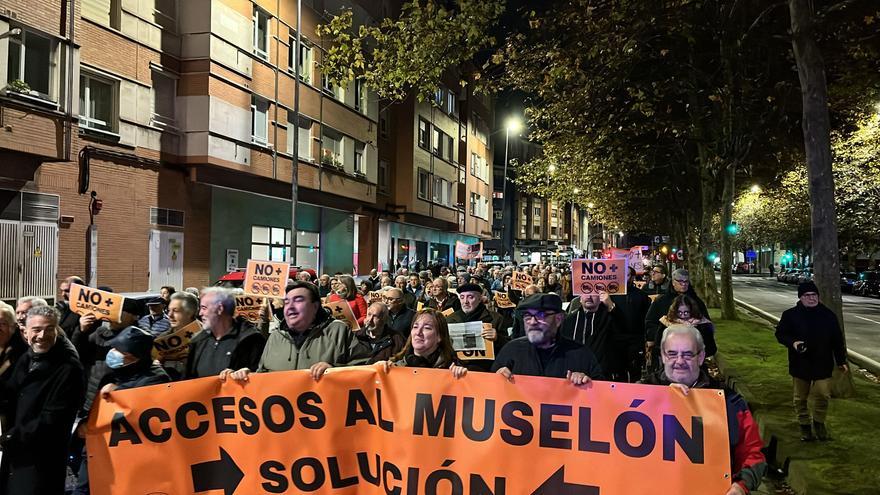 VÍDEO: Las protestas de los vecinos de Gijón oeste cortan los accesos a El Musel en la rotonda del Arbeyal.