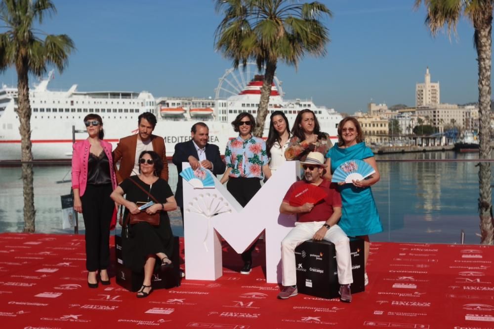 El elenco de la cinta, que concursa en la Sección Oficial, posa para los medios en el Muelle Uno con su directora Marta Díaz al frente.