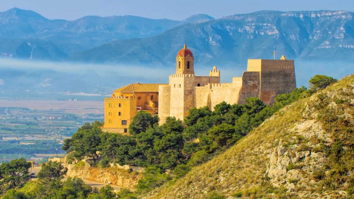 La ciudad bajo un castillo del siglo X con una de las mejores paellas de España