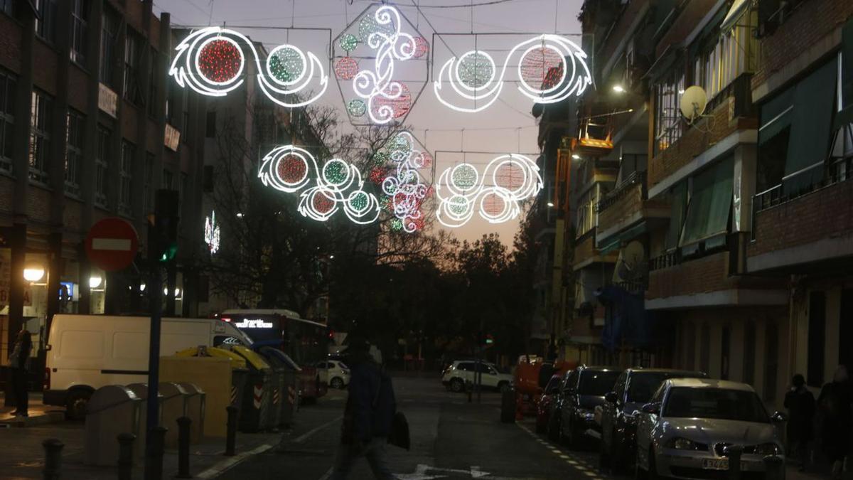 La calle Abogado Pérez Mirete, la única con alumbrado navideño de la Virgen del Remedio | JOSE NAVARRO