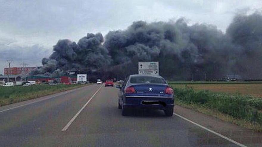 Imagen de la columna de humo en la fábrica de embutidos.