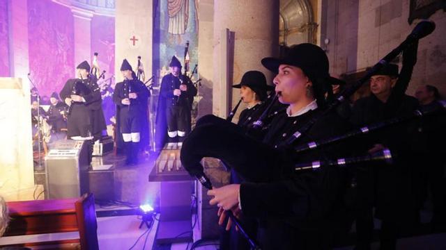 Actuación de la banda de gaitas ayer en la Concatedral.   | // R. GROBAS