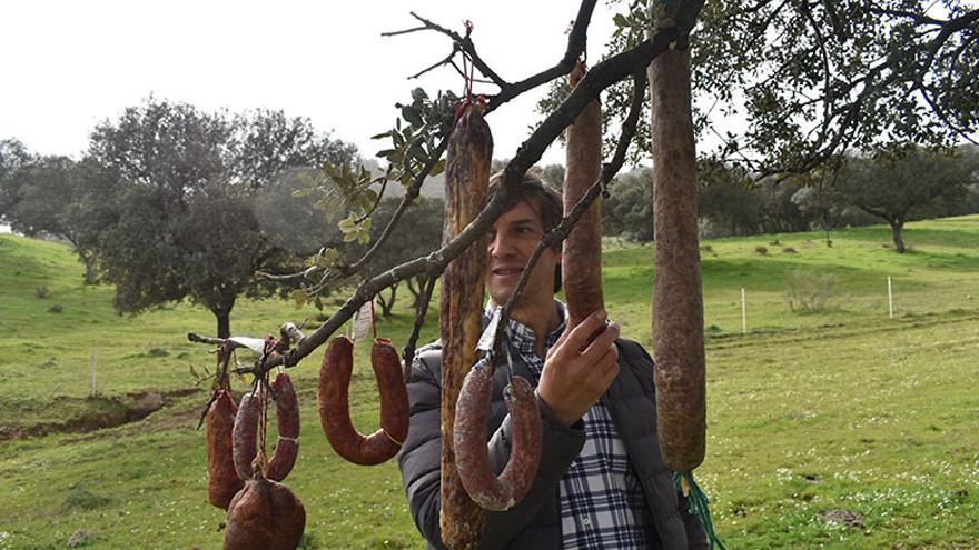 Francisco Moreno, de Ibéricos Guroviejo, en su zona de campo en Burguillos del Cerro