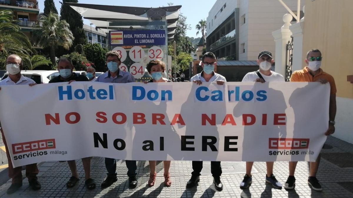 Trabajadores del hotel Don Carlos y sindicatos, en una manifestación en Málaga contra el ERE.