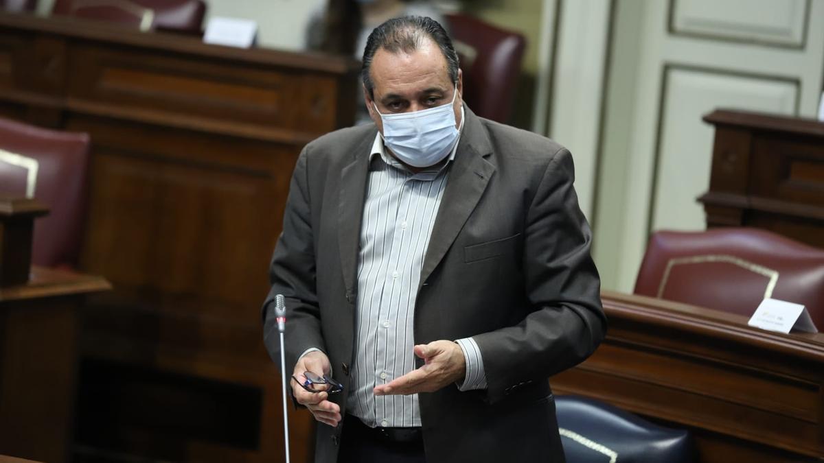 El consejero canario de Sanidad, Blas Trujillo, durante su intervención hoy en el Pleno del Parlamento.