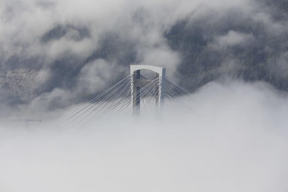 La nieba "se come" el puente de Rande