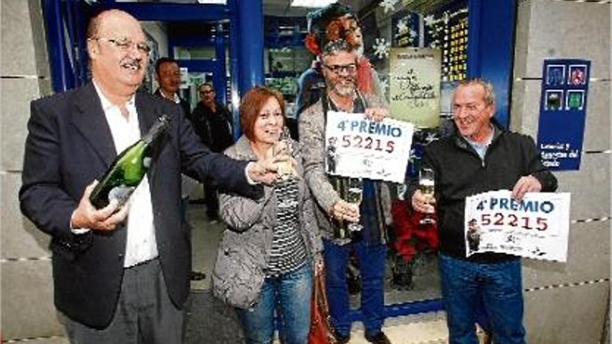 Cava davant l&#039;administració de loteria a Sant Vicent del Raspeig, a Alacant, que va vendre un quart premi.