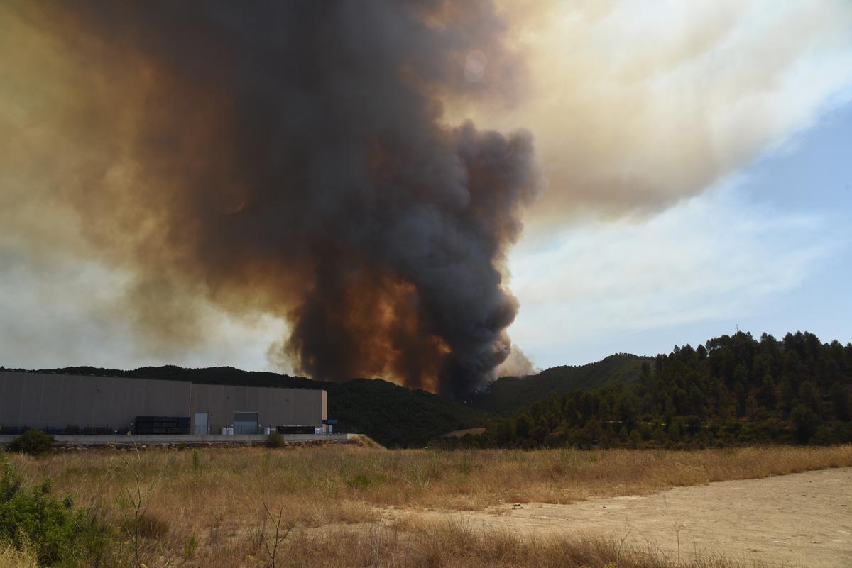 PONT DE VILOMARA .Incendio cerca de la urbanización River Park.