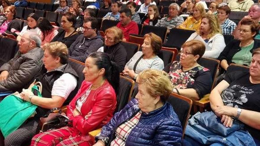 La asamblea de los vecinos de Ons, ayer en Bueu. // S.Álvarez