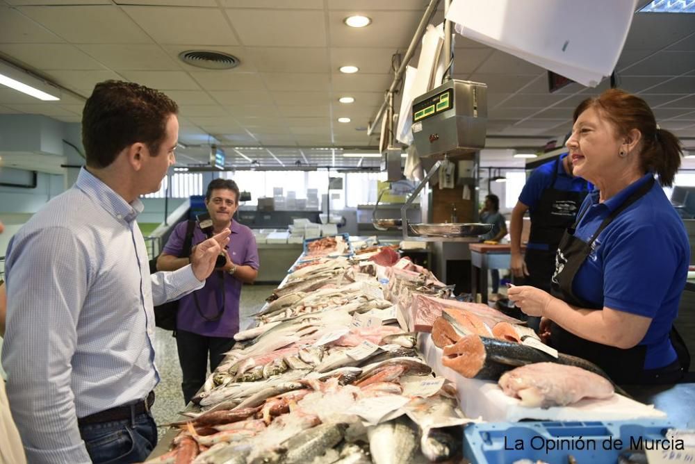 Teodoro García pidiendo el voto en el mercado Saav