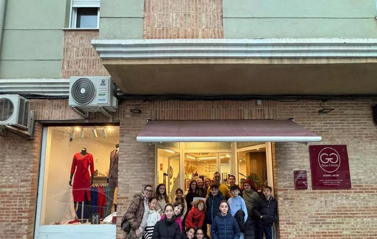 os comercios de Burjassot ya lucen sus pegatinas de "Comercios amigos de la infancia".