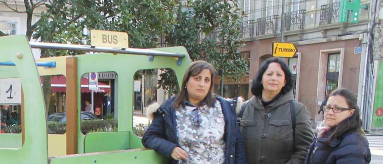 Por la izquierda, Marlen Gómez, Natalia García y Verónica Payá, en el único parque infantil del centro de Luarca.