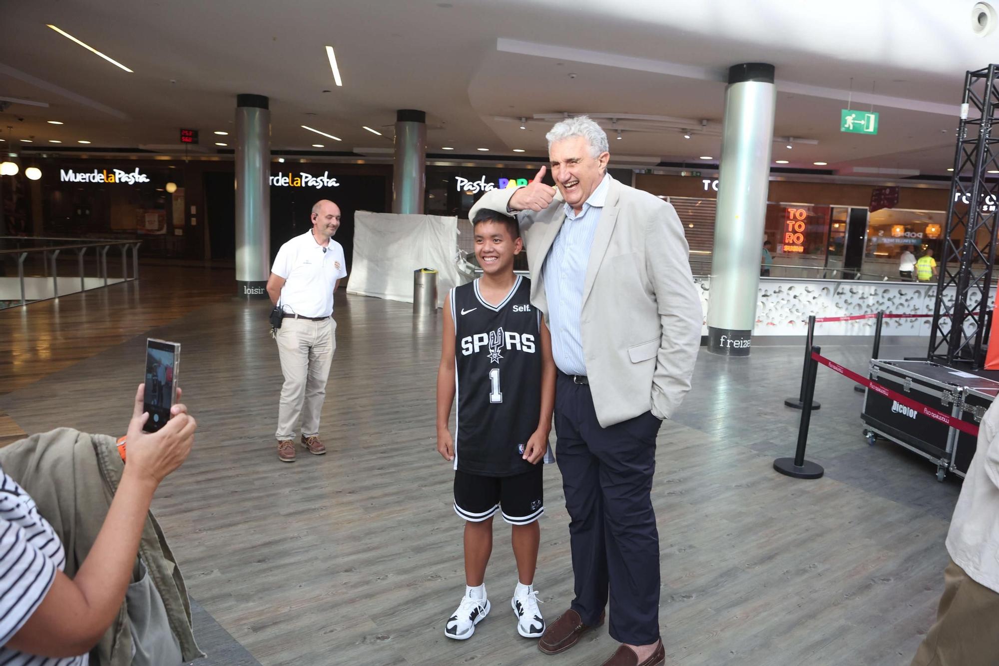Presentación del equipo del Leyma Coruña en Marineda City