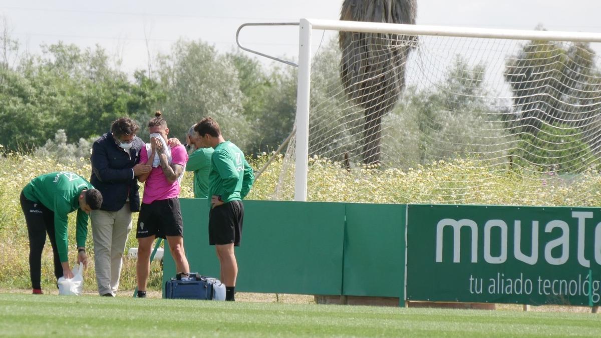 Samu Delgado, entre González Calvo y Víctor Salas, al retirarse del entrenamiento del Córdoba CF, hoy.