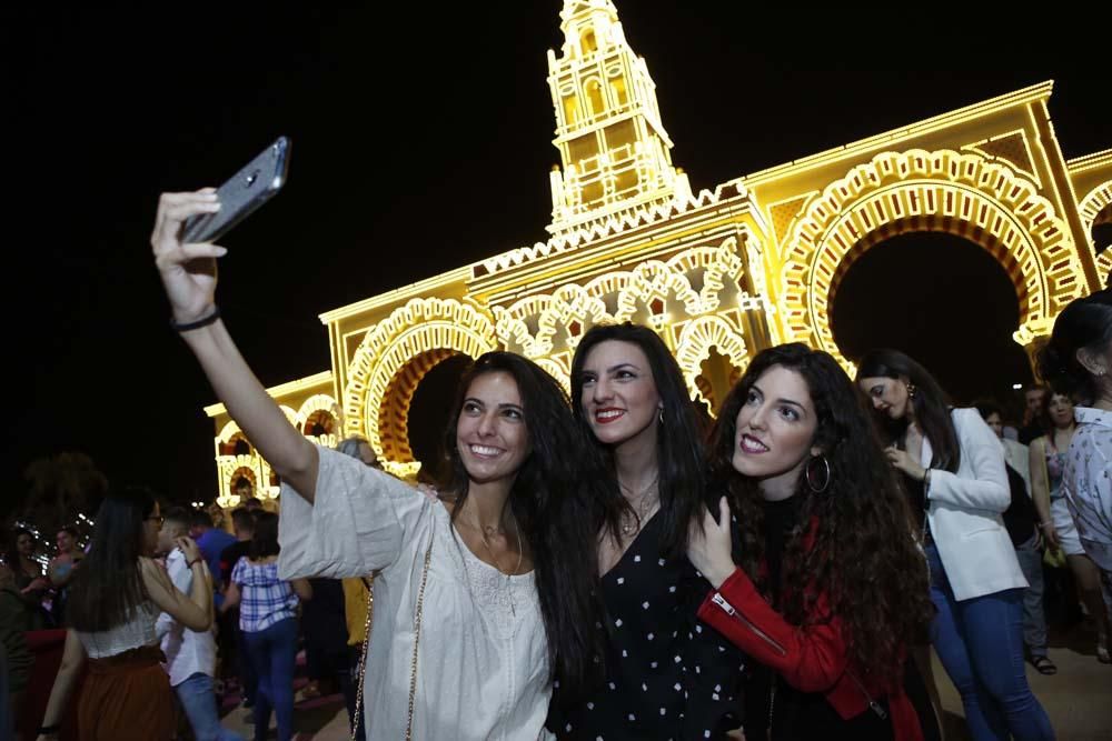 Luces y fuegos artificiales dan inicio a la Feria