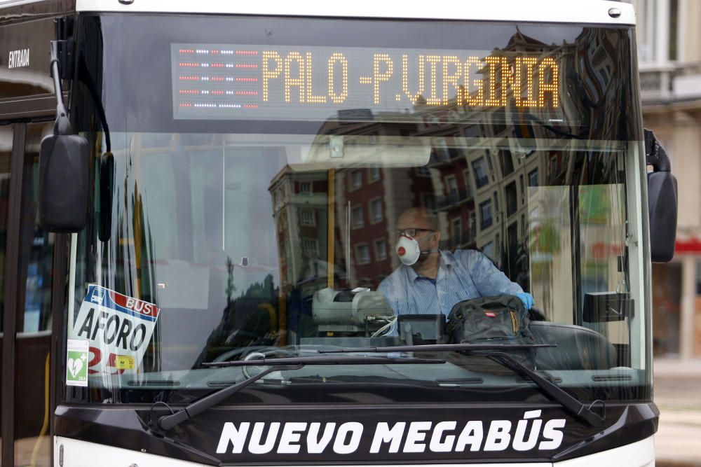 Más de un mes de confinamiento domiciliario y Málaga sigue repitiendo la estampa de las últimas semanas. Calles vacías, comercios cerrados, apenas personas por la calle, siempre con mascarilla, y la poca actividad que se aprecia en un control policial en pleno Paseo de los Curas...