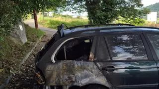 Frenético día para los bomberos de Asturias: se incendian cuatro vehículos en tres concejos en apenas dos horas