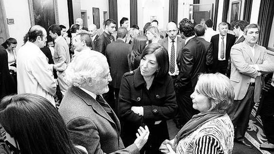 Paz Fernández Felgueroso charla con Rafael Prieto (Eolo) y Paloma Alonso (La Cooperativa) durante el encuentro de empresarios vinculados al programa Impulso celebrado en la Casa Consistorial.