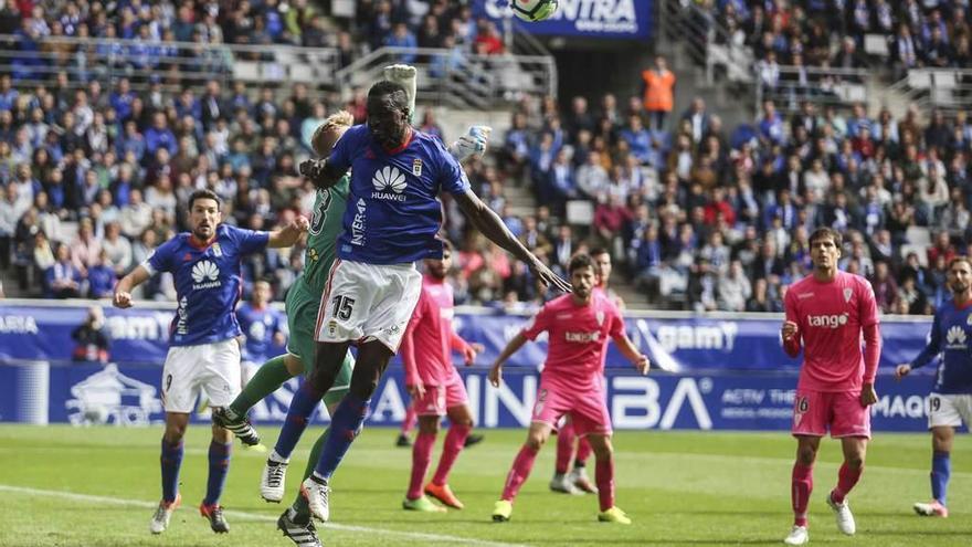 Mariga busca un balón colgado ante Kieskez, meta del Córdoba, ayer, en el Carlos Tartiere.