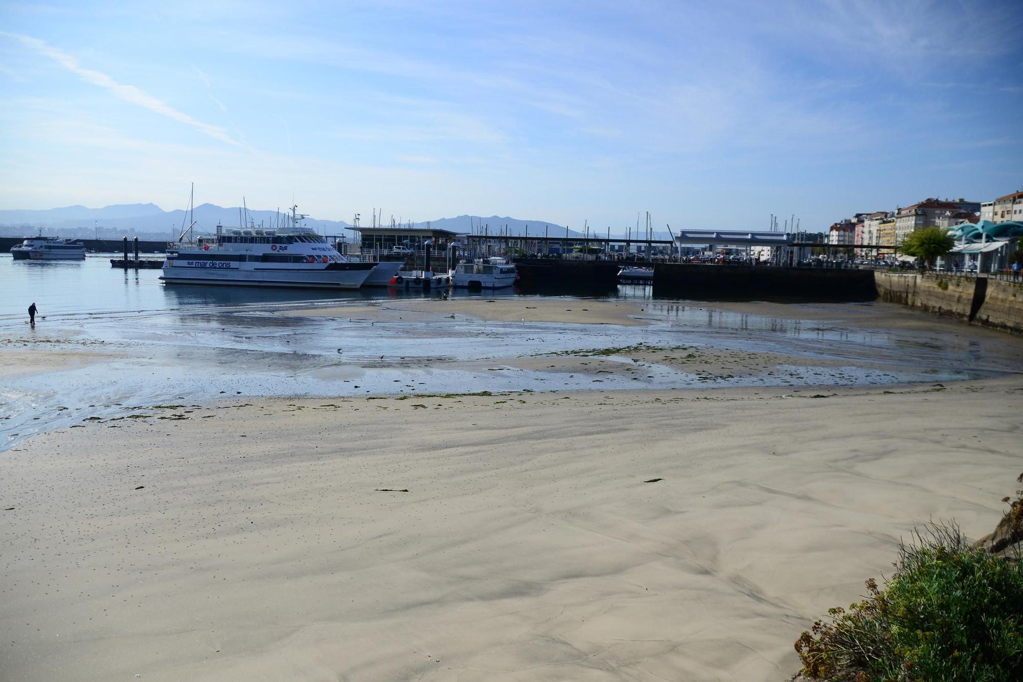La 'luna del cazador' vara barcos en Cangas