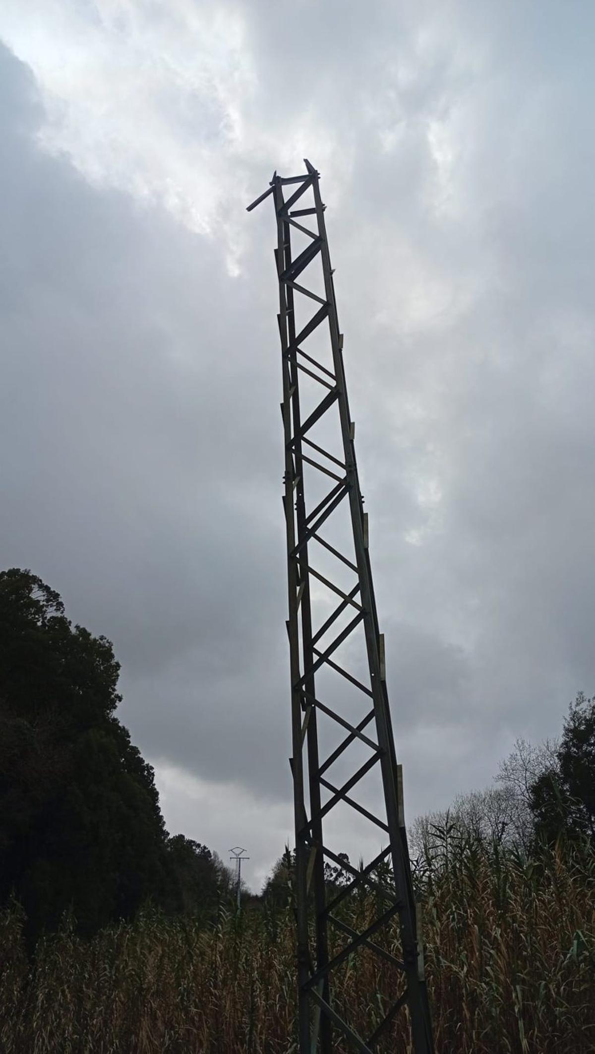 Torre de tendido eléctrico, dañada por los temporales en Ameixoada. |