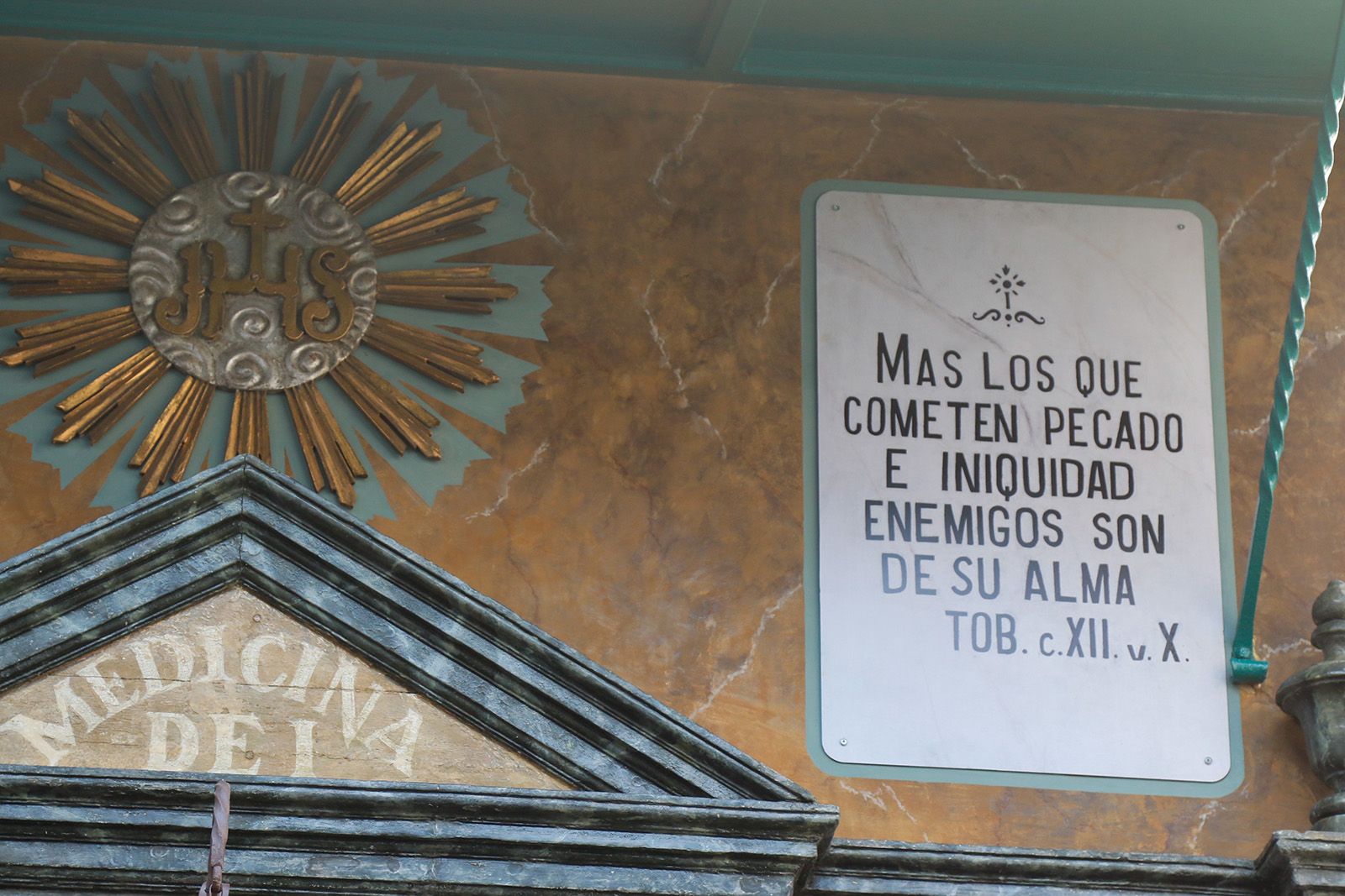 El retablo de la calle Lineros ya luce como nuevo tras su restauración