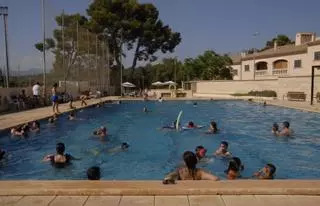Saturación en piscinas municipales: Can Picafort solo deja nadar a residentes