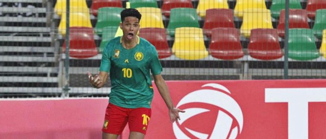 Etienne celebra uno de los dos goles que marcó a Mozambique.