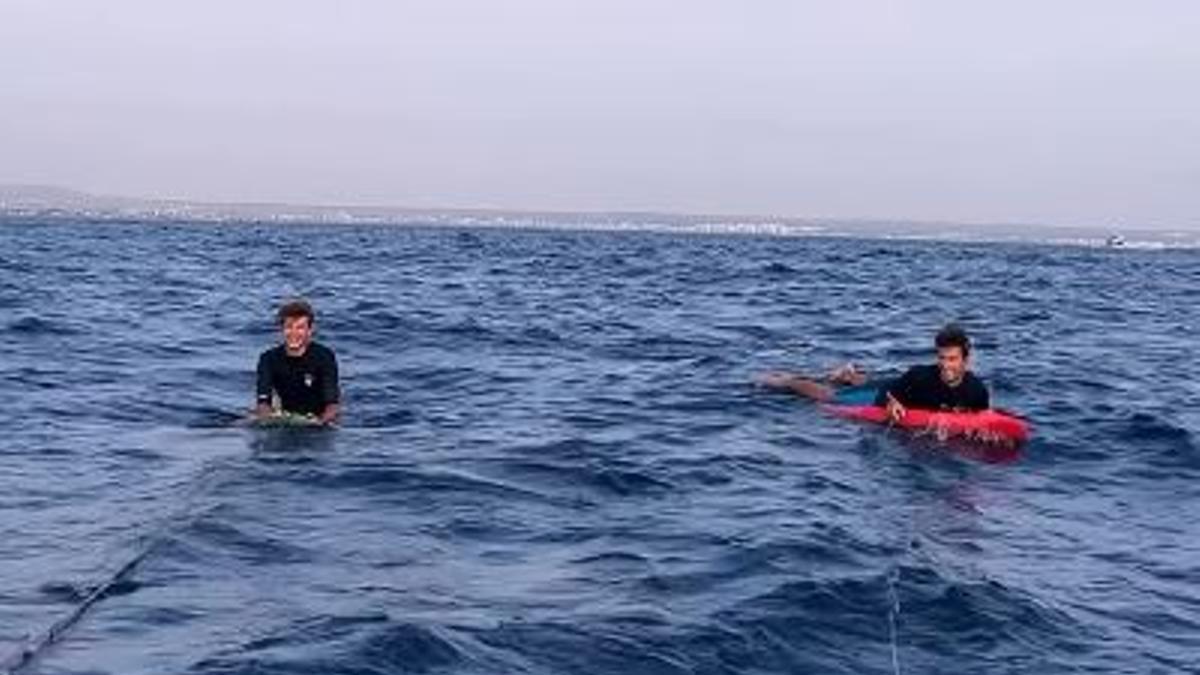 El truco viral de un mallorquín para surfear en Mallorca sin olas