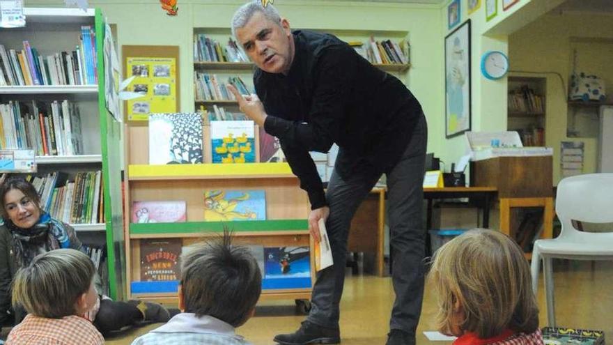 &quot;Toño&quot; Núñez expone su cuento &quot;O señor Mago e a folla&quot; a los alumnos de Coirón. // Iñaki Abella