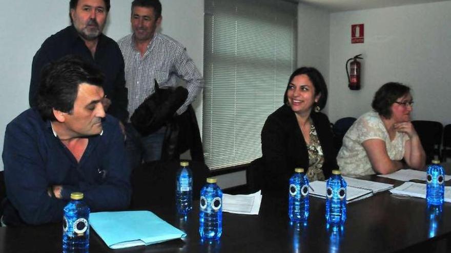 El patrón Benito González (de pie a la izquierda) presidió ayer la asamblea general ordinaria.