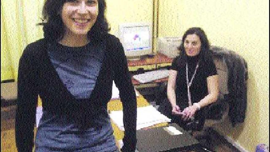 Blanka Vyhnalova, en primer término, junto a la jefa de estudios adjunta de la Escuela de Idiomas, Belén Álvarez.