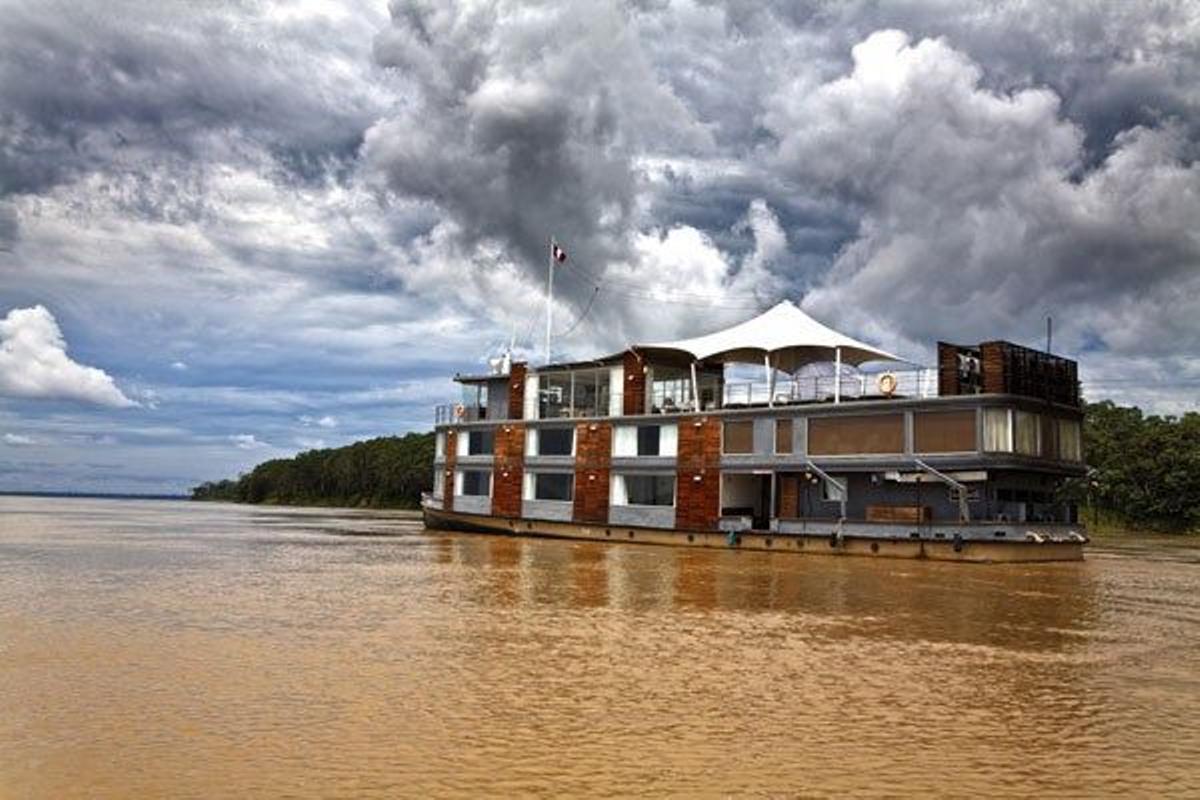 Los cruceros que surcan el Amazonas parten del puerto fluvial de Iquitos, ciudad que creció al calo