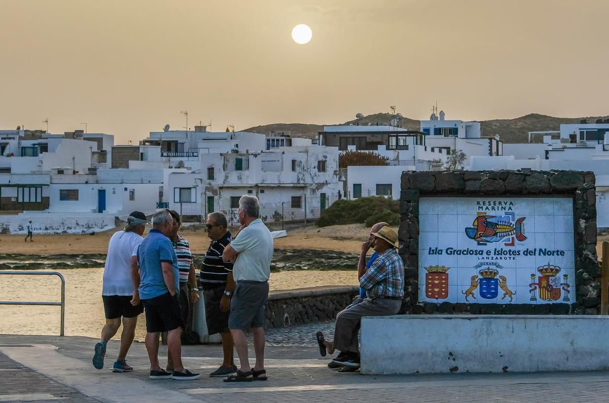 Vecinos de La Graciosa conversan en Caleta del Sebo.