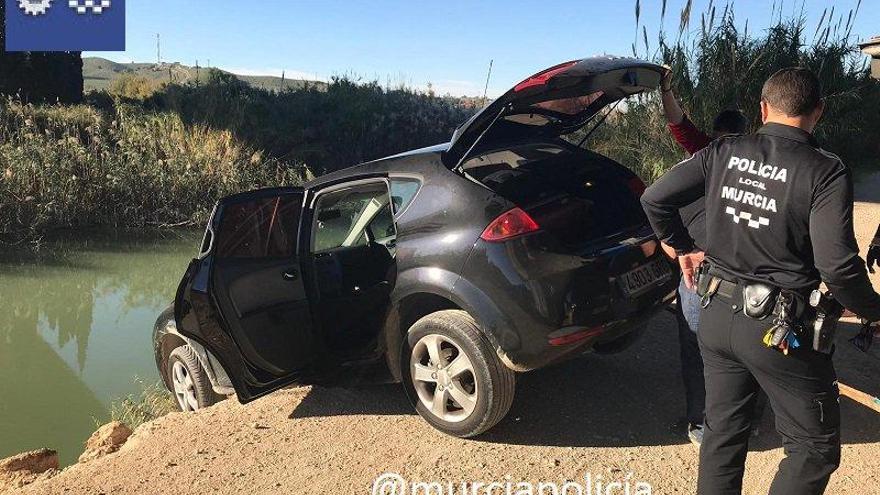 Evitan que una conductora caiga al cauce del río Segura