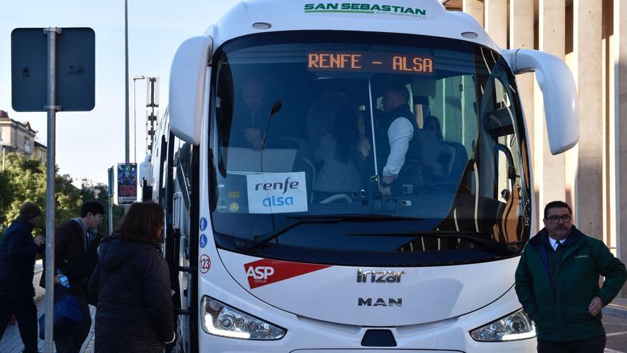 Continúa la suspensión de trenes de media distancia entre Córdoba y Jaén, con autocares como transporte alternativo