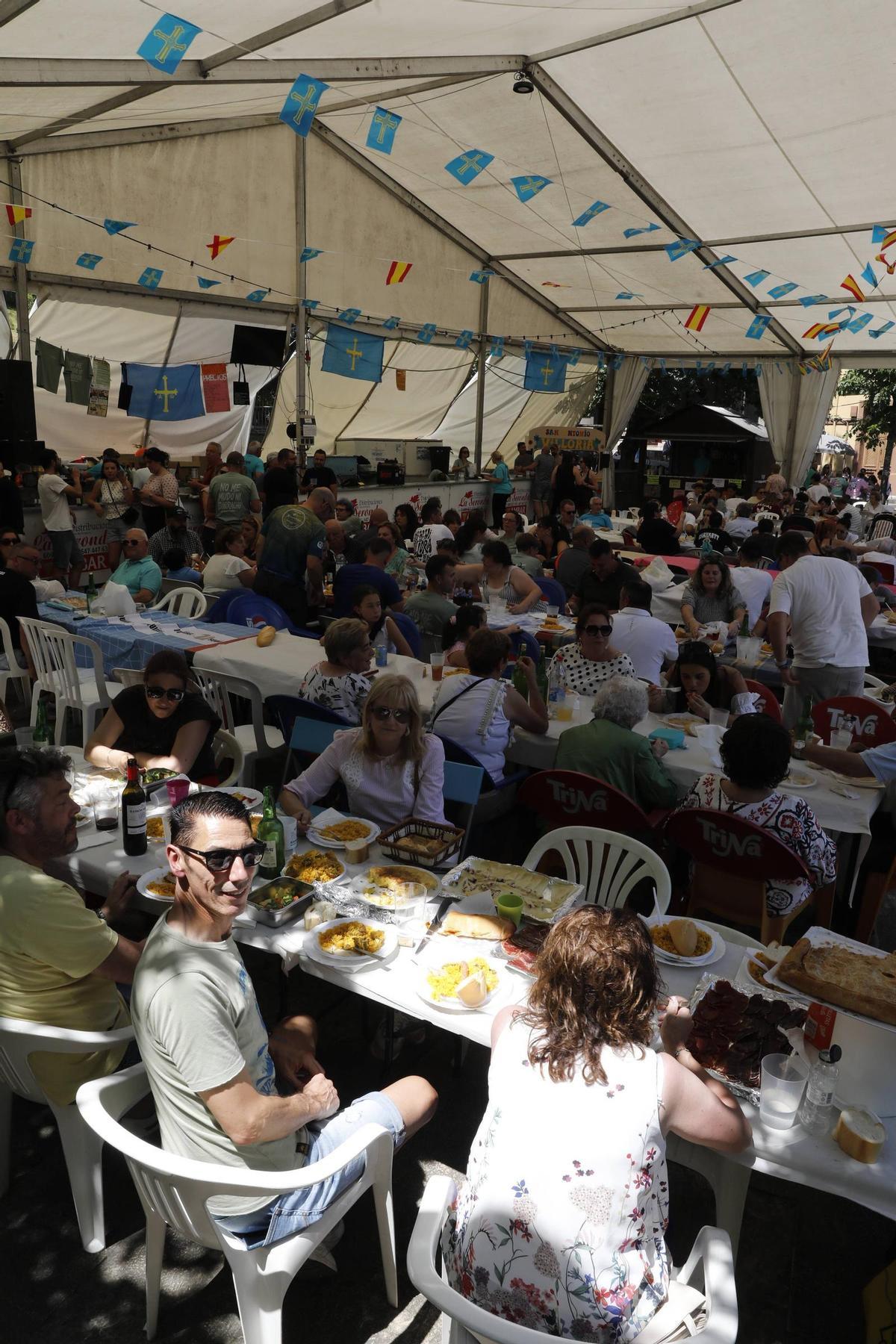 Comida popular en Villoria, Laviana, para celebrar a San Antonio: así está siendo la celebración