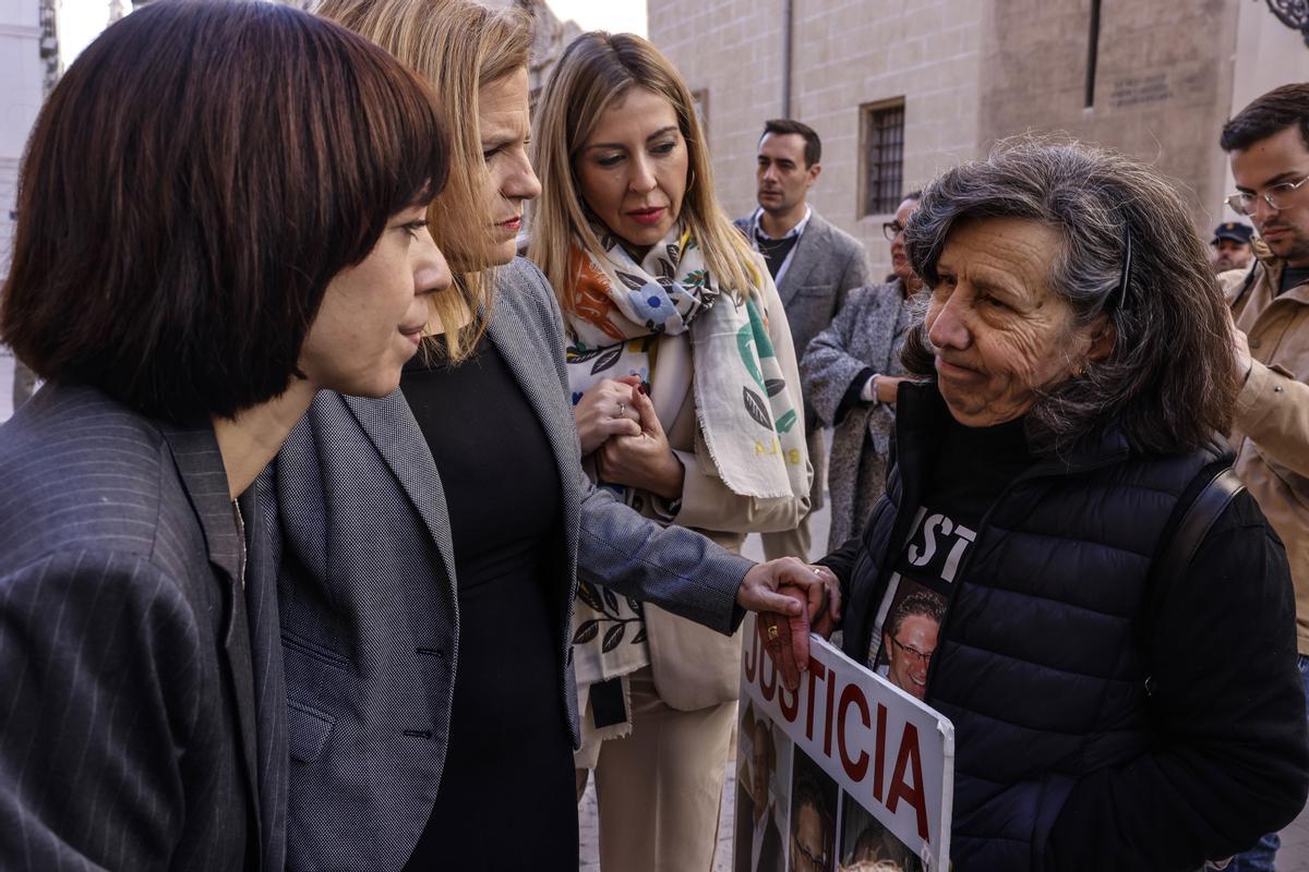 27/11/2025 La ministra de Ciencia e Innovación, Diana Morant (i), durante la protesta frente a Les Corts Valencianes, a 27 de noviembre de 2025, en Valencia, Comunidad Valenciana (España). Bajo el lema ‘Valencia no retrocede’ varias personas se han reunido frente al parlamento autonómico para protestar contra la jornada de investidura de Juan Francisco Pérez Llorca como presidente de la Generalitat Valenciana mostrando el rechazo de las líneas políticas del candidato y sus alianzas parlamentarias con Vox. POLITICA Rober Solsona - Europa Press