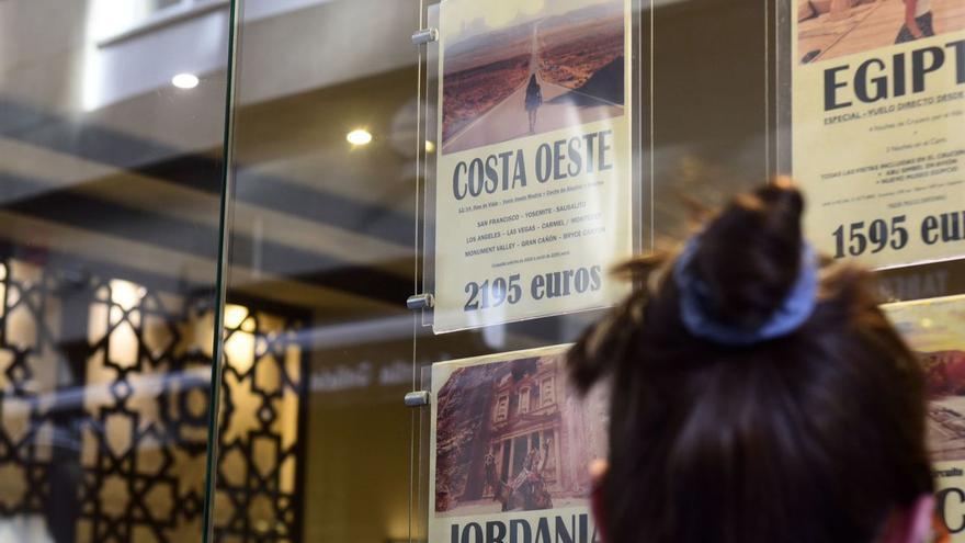 Anuncios de viajes a Estados Unidos en una agencia de la ciudad. | Casteleiro / Roller Agencia