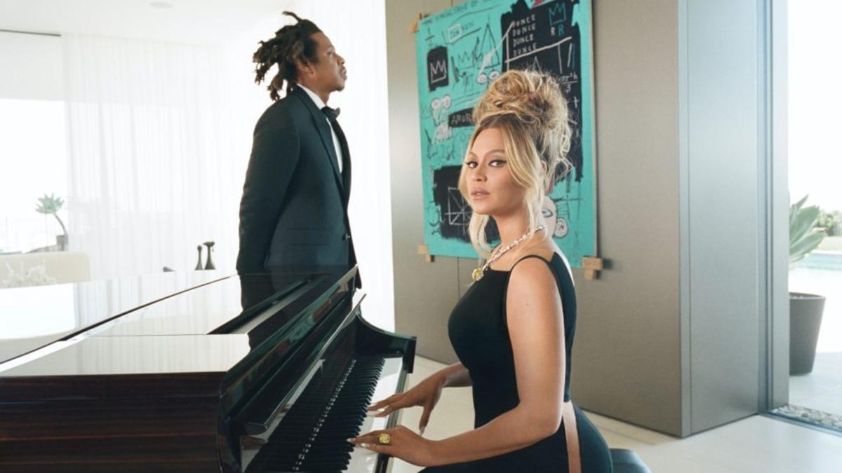 Beyoncé, al piano, junto a su marido, el rapero Jay-Z, en una imagen del vídeo de la campaña 'About Love' de Tiffany &amp; Co.