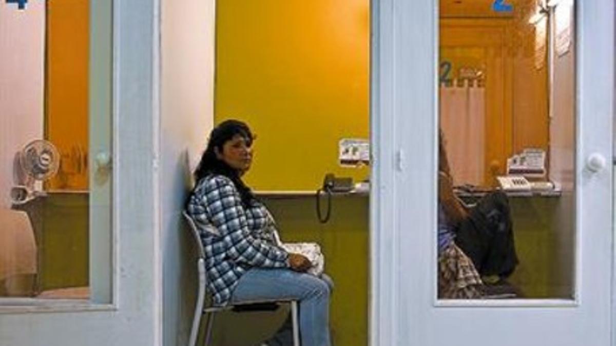 Dos mujeres en un locutorio barcelonés, en el 2010.