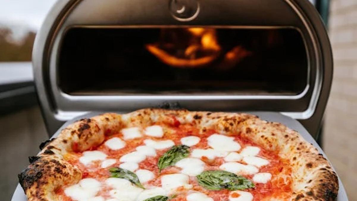 Pizza a punto de entrar en un hornillo.