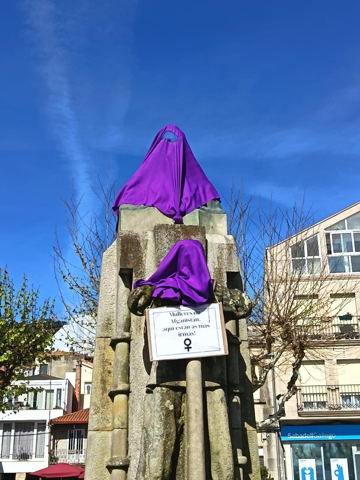La intervención en una estatua de Moaña.