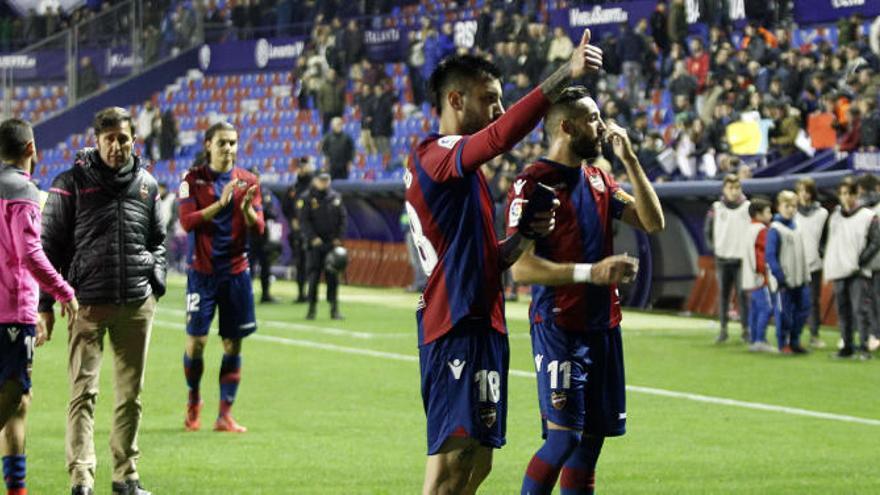 Cabaco y Morales, agradeciendo a Levante Fans el apoyo.