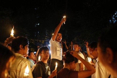 Manifestantes con velas en protesta por la subida del precio de la electricidad en Yangon.