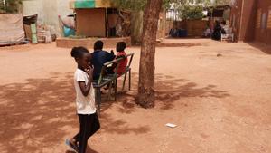 Niños desplazados en un centro de alojamiento temporal en la localidad de Karari en la ciudad de Omdurman, Sudán