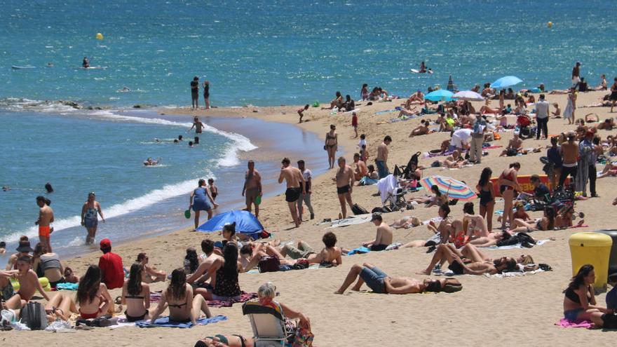 La platja de la Barceloneta amb un nombre visible de barcelonins gaudint del bon temps aquest dissabte 13 de juny